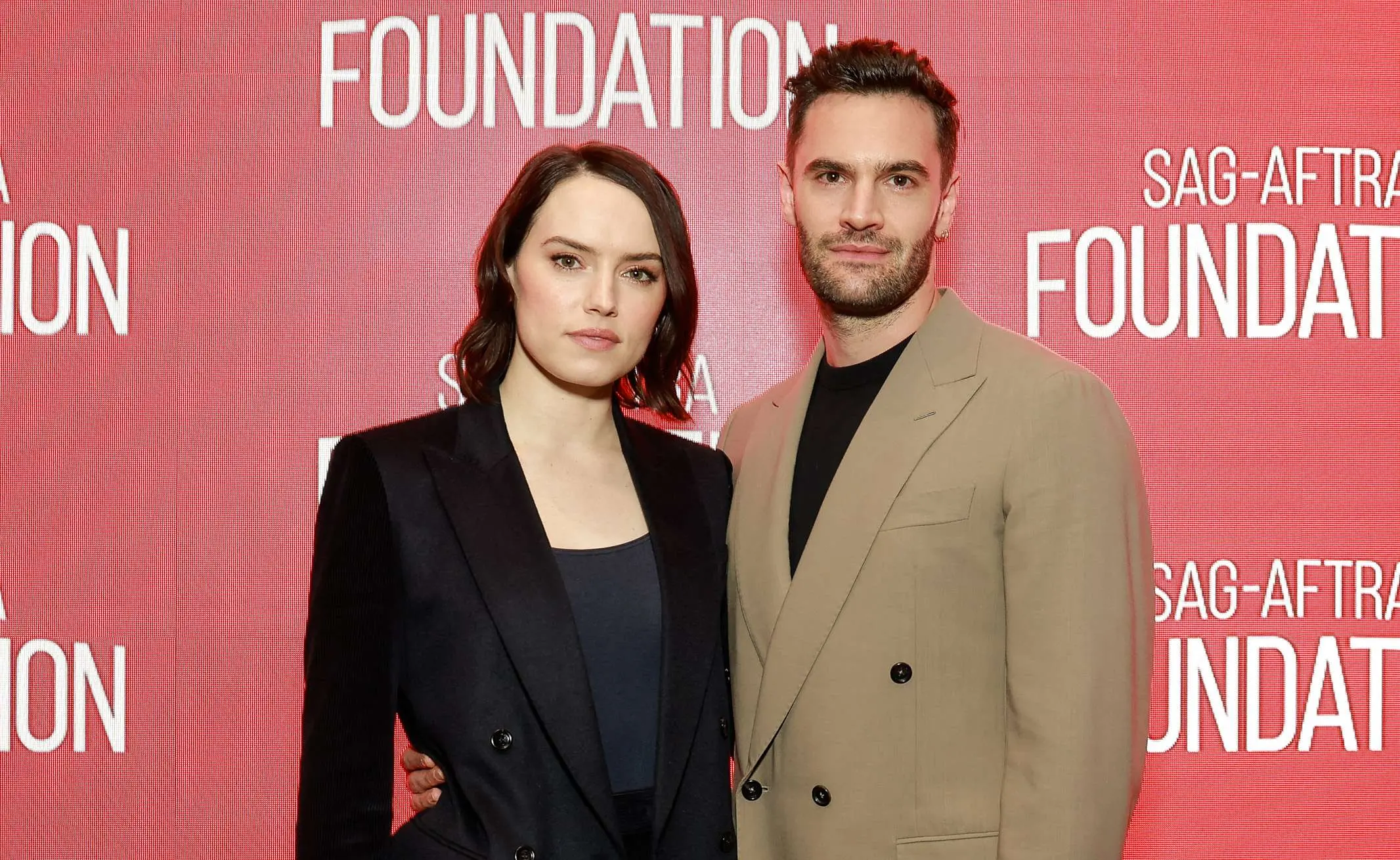 Daisy Ridley e Tom Bateman, que participam de conversas da Fundação SAG-AFTRA, para matéria sobre adaptação A Hipótese do Amor