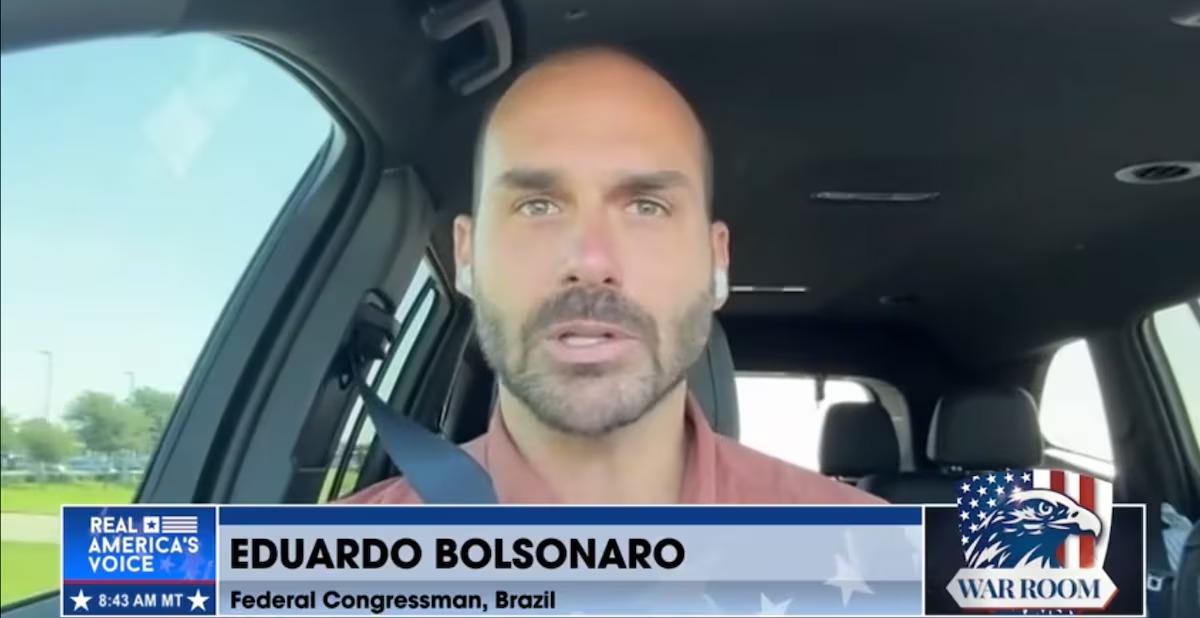 Eduardo Bolsonaro em entrevista ao programa WarRoom, de Steve Bannon, ex-estrategista de Donald Trump