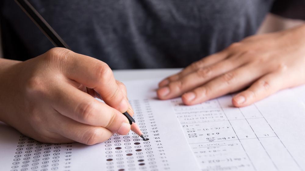 foto ilustrativa de candidato fazendo prova de concurso e preenchendo gabarito