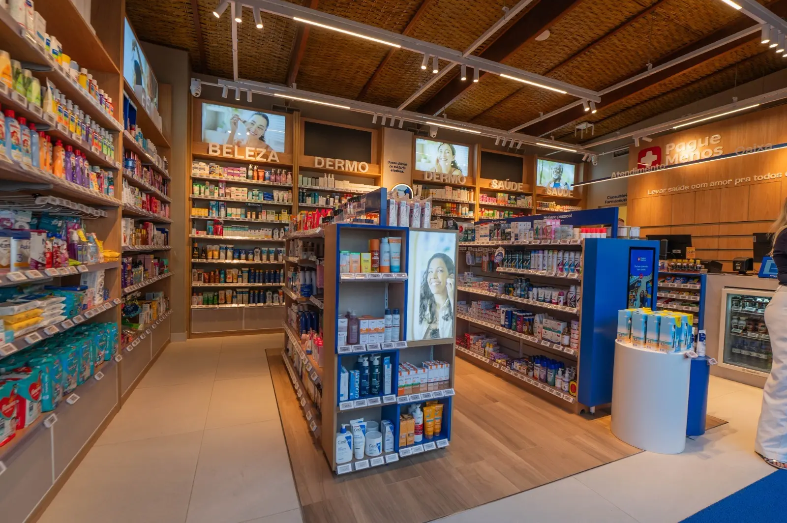 Foto que contém interior das farmácias Pague Menos no Beach Park