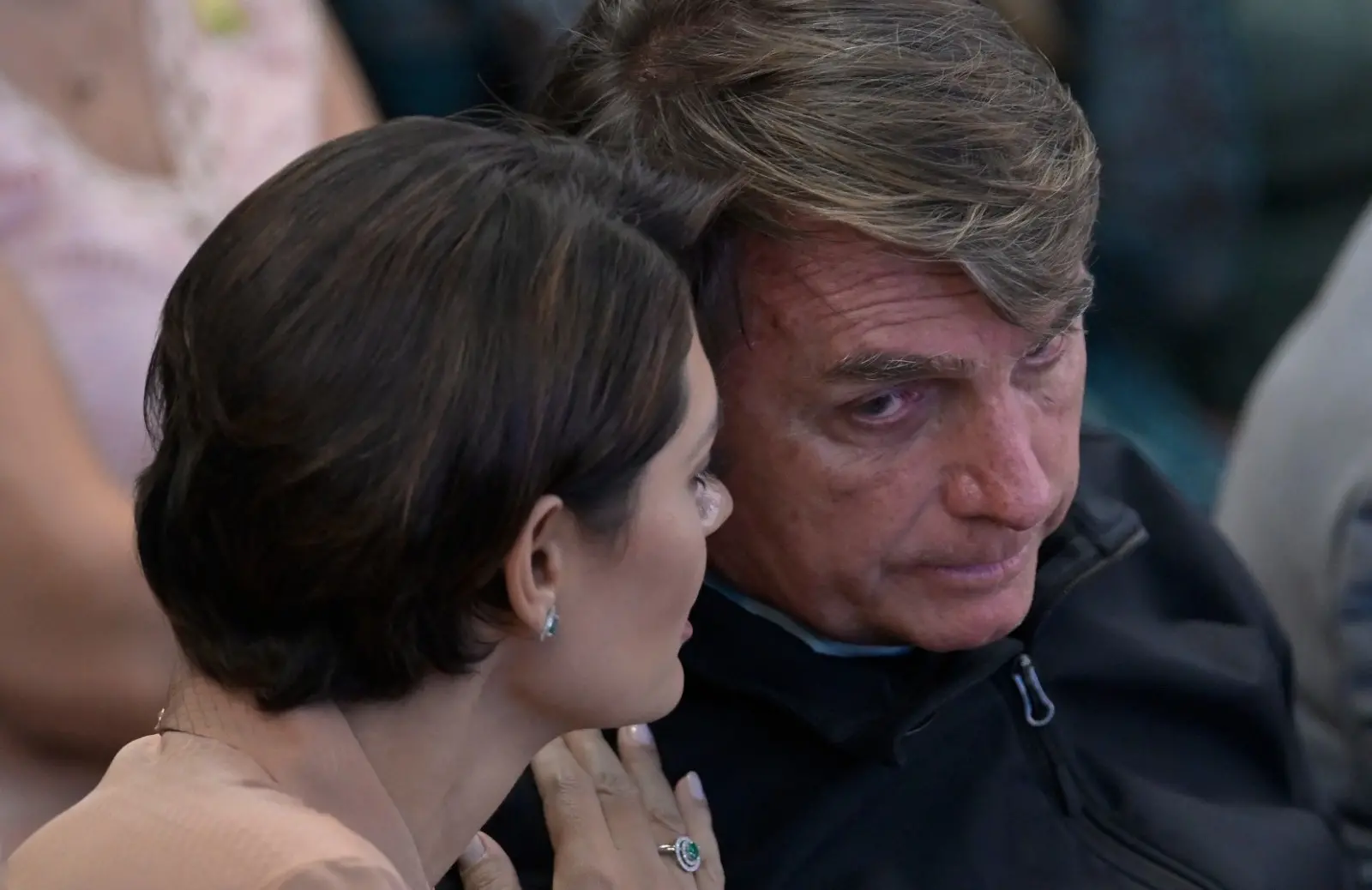 Michelle conversa ao pé do ouvido de Bolsonaro durante evento