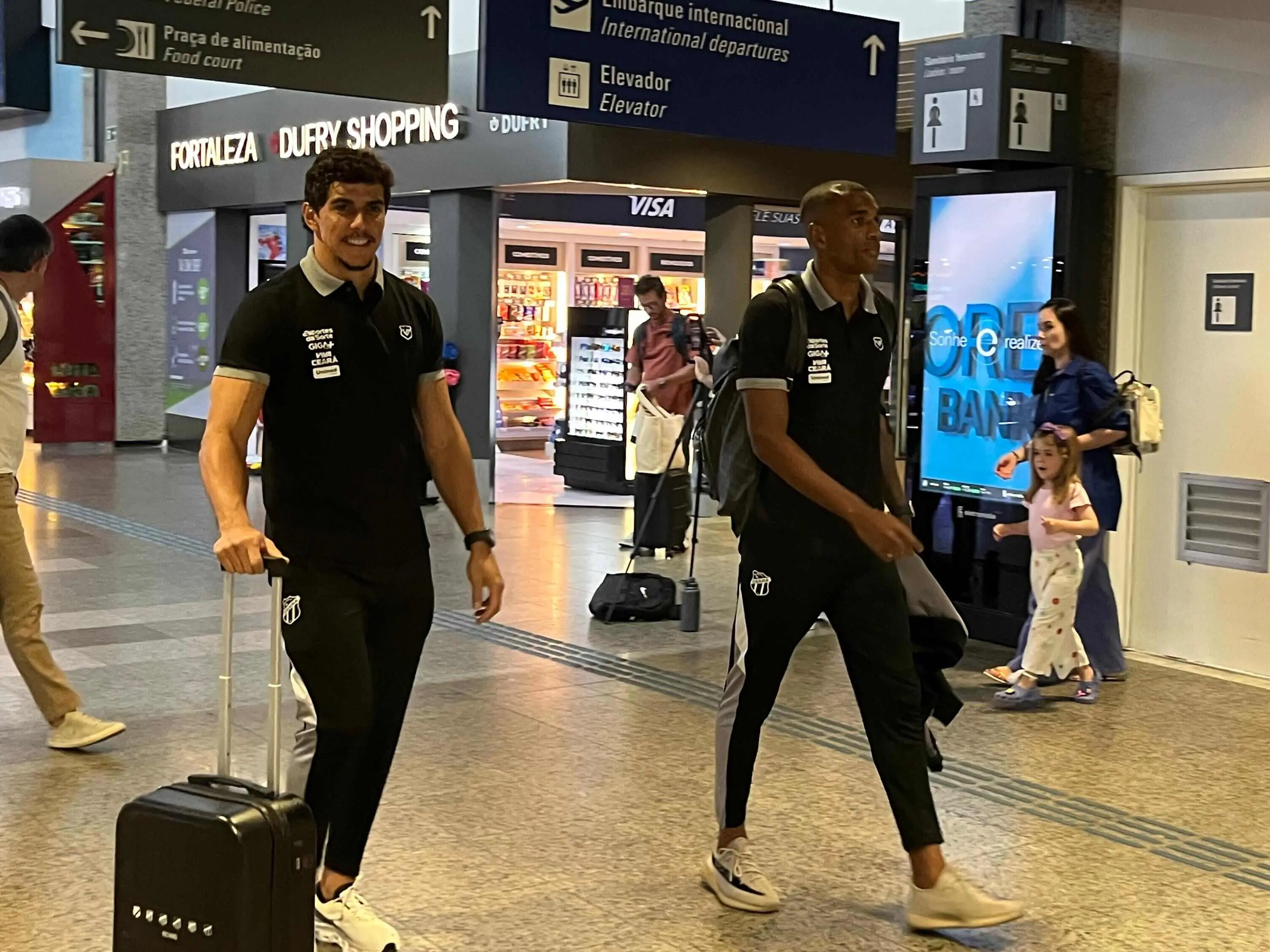 Richard e Marllon no embarque do Ceará para enfrentar o Internacional