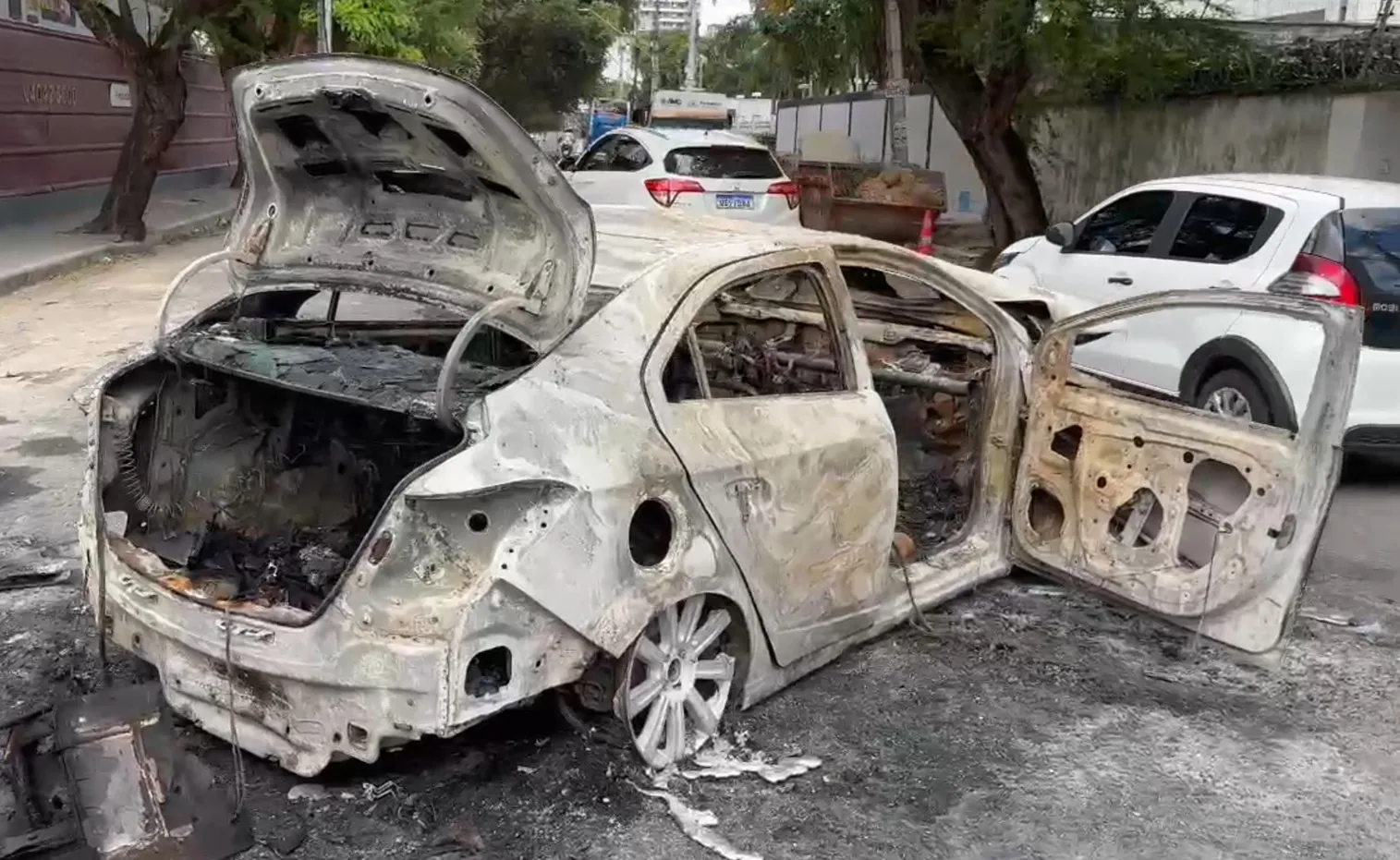 Carro Prisma após incêndio; condutor do veículo se evadiu do local