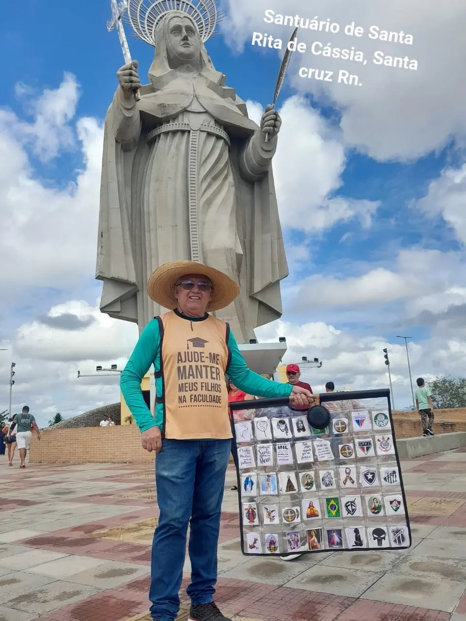 Imagem de Francisco da Merenda vendendo seus adesivos no santuário de Santa Rita de Cássia (RN)