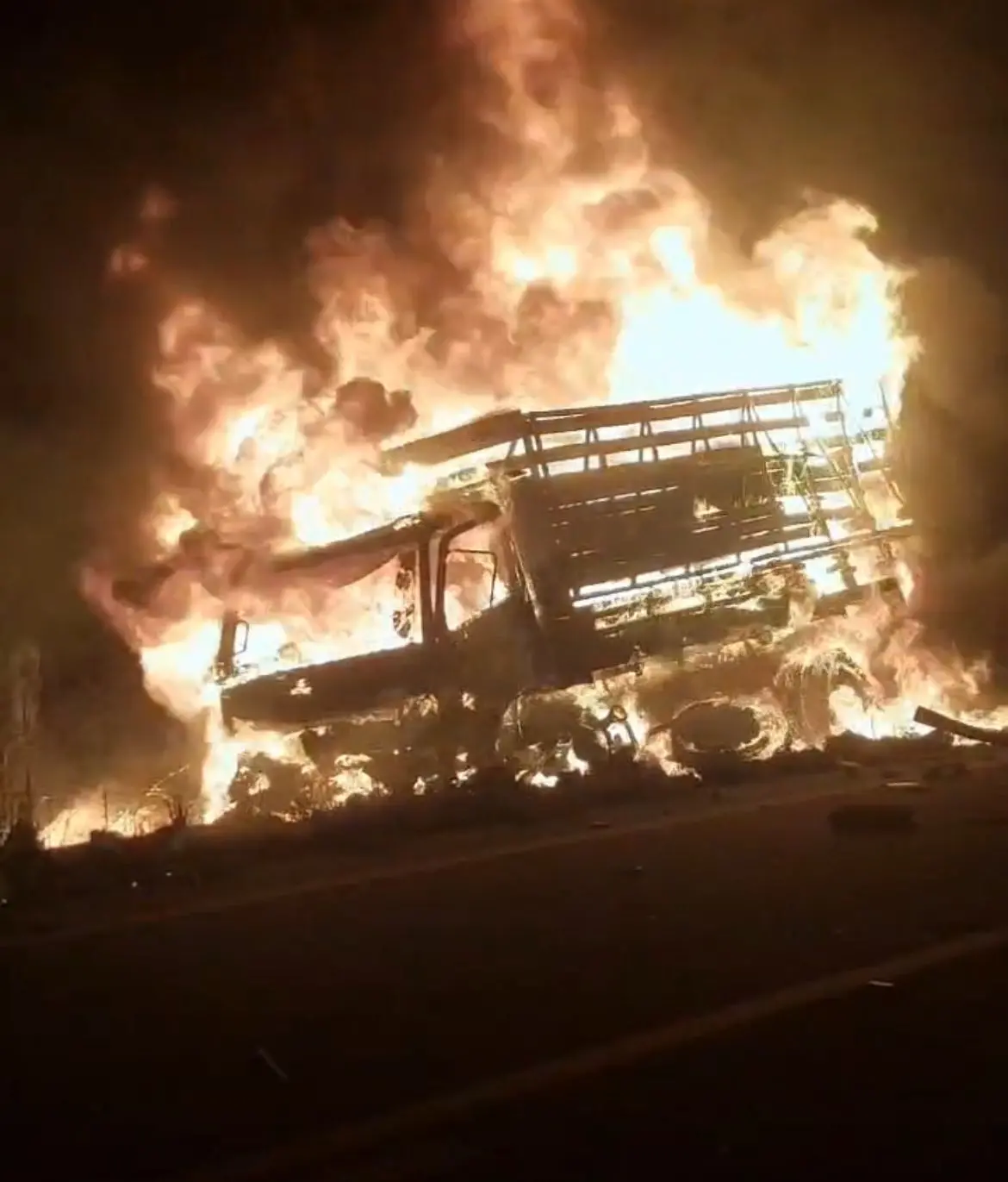 imagem de veículo pegando fogo durante acidente em estrada de nova russas, no ceará