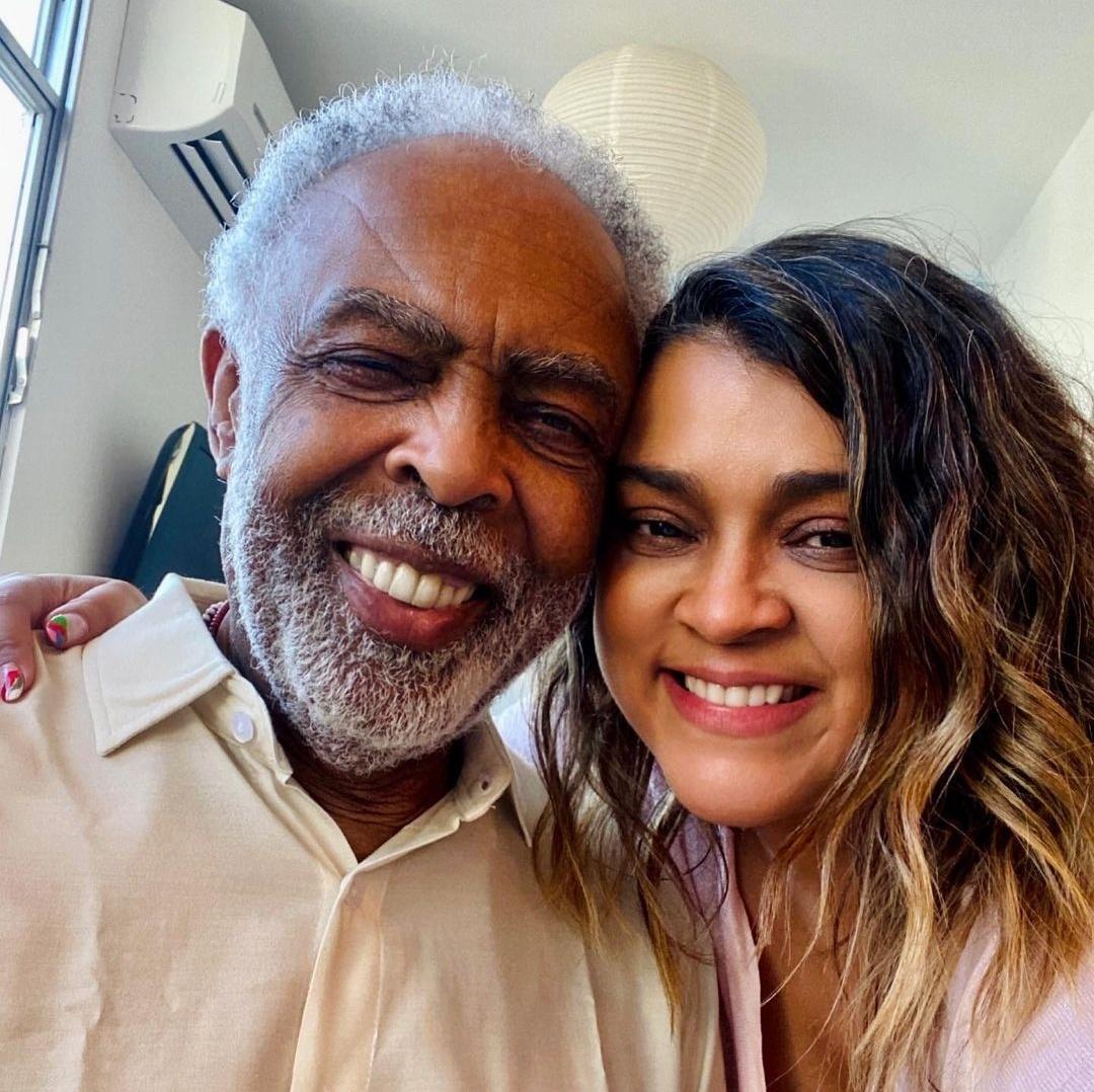 Gilberto Gil, pai de Preta Gil, e cantora juntos em selfie sorrindo