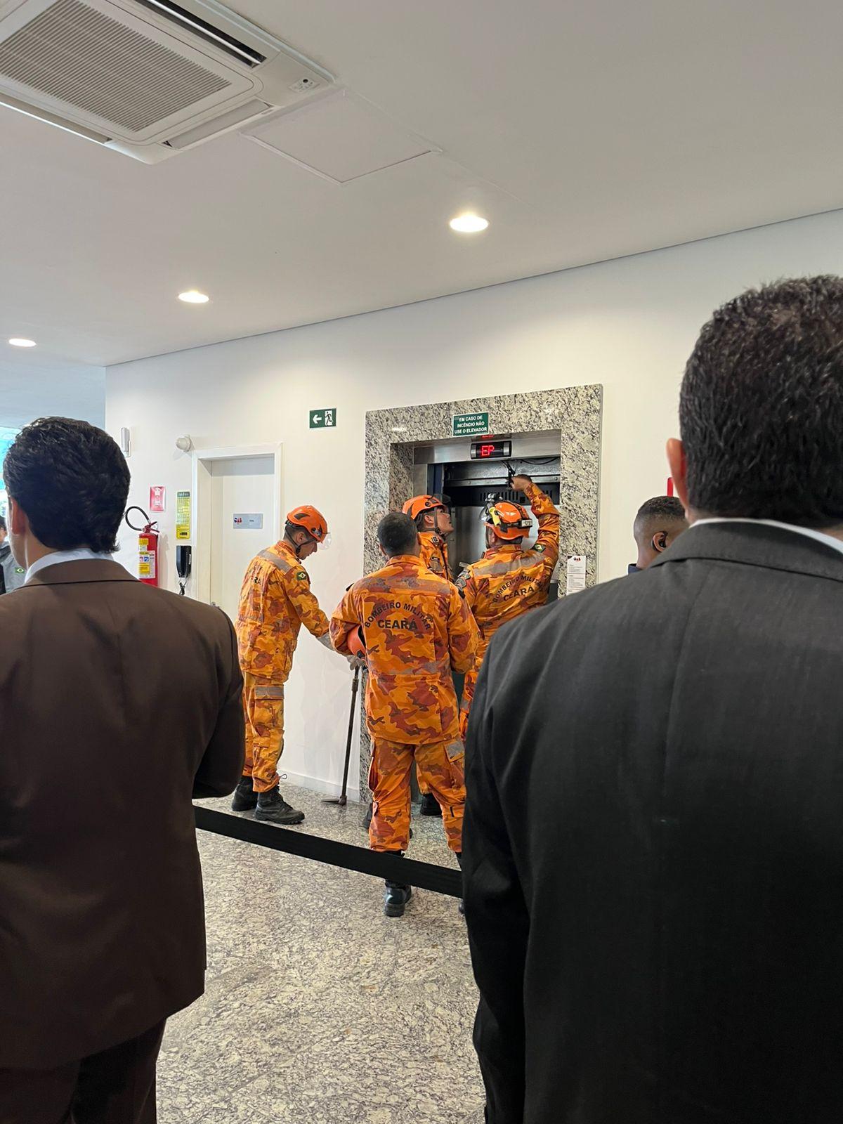 Bombeiros na OAB-CE, onde o ministro Barroso ficou preso no elevador