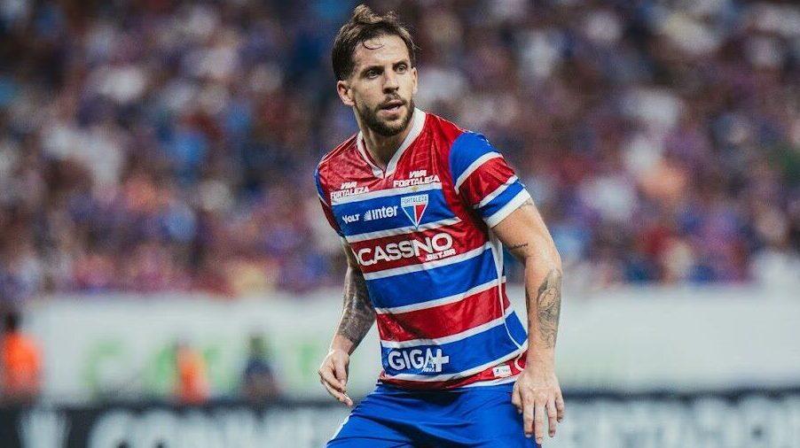 Lucas Sasha em ação pelo Fortaleza