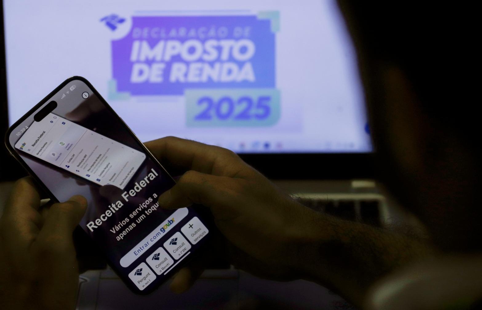 Celular mostra aplicativo do Imposto de Renda 2025