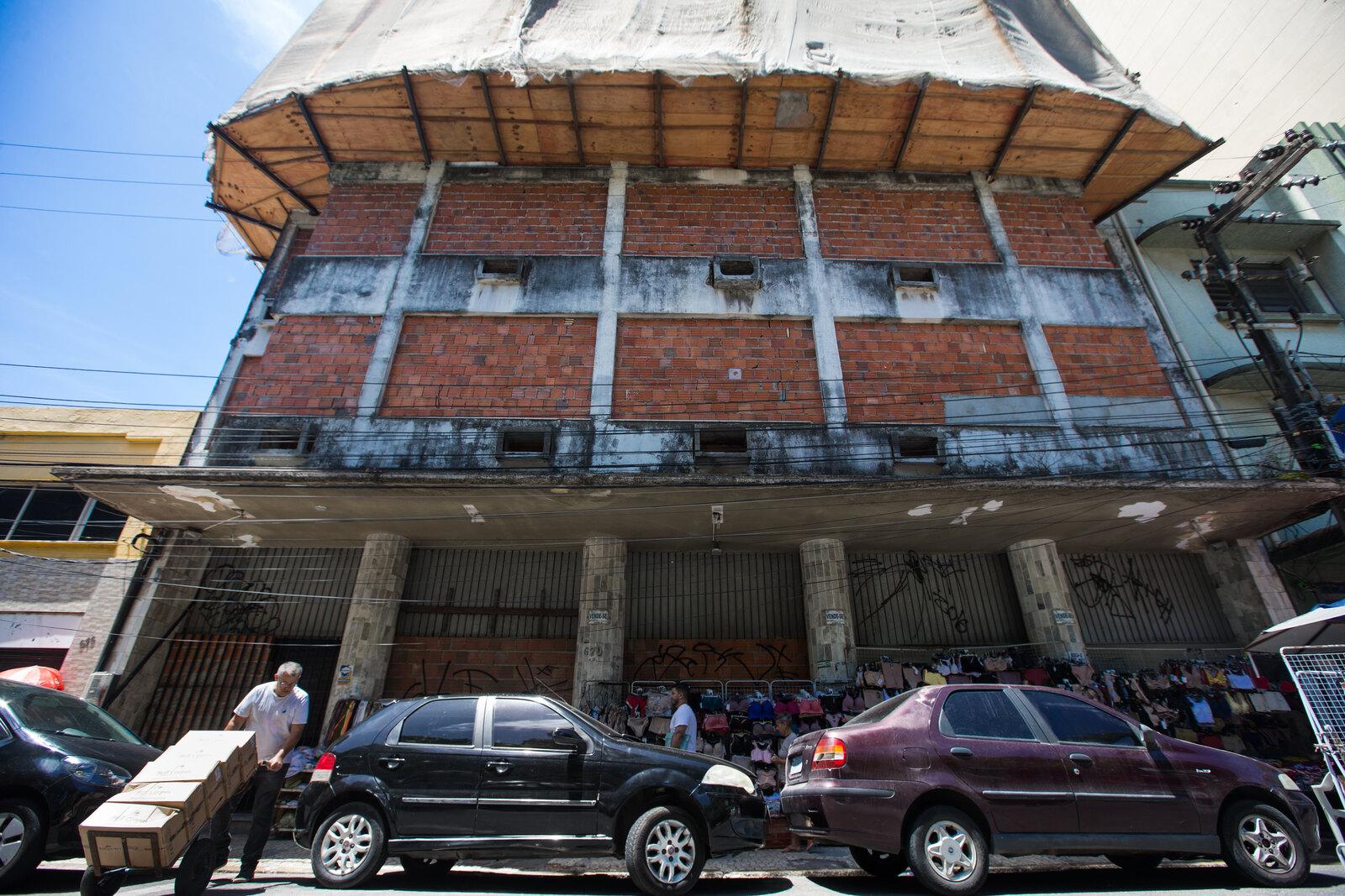 Prédio ocioso com janelas tampadas com tijolos no Centro de Fortaleza