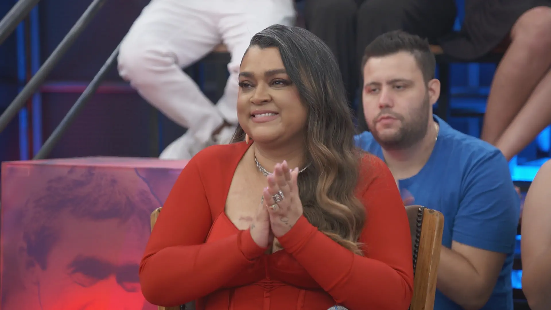 Imagem da Preta Gil, no programa Altas Horas, da Globo, mostrando a amizade entre as convidadas Angélica, Sabrina Sato, Paolla Oliveira e Preta Gil