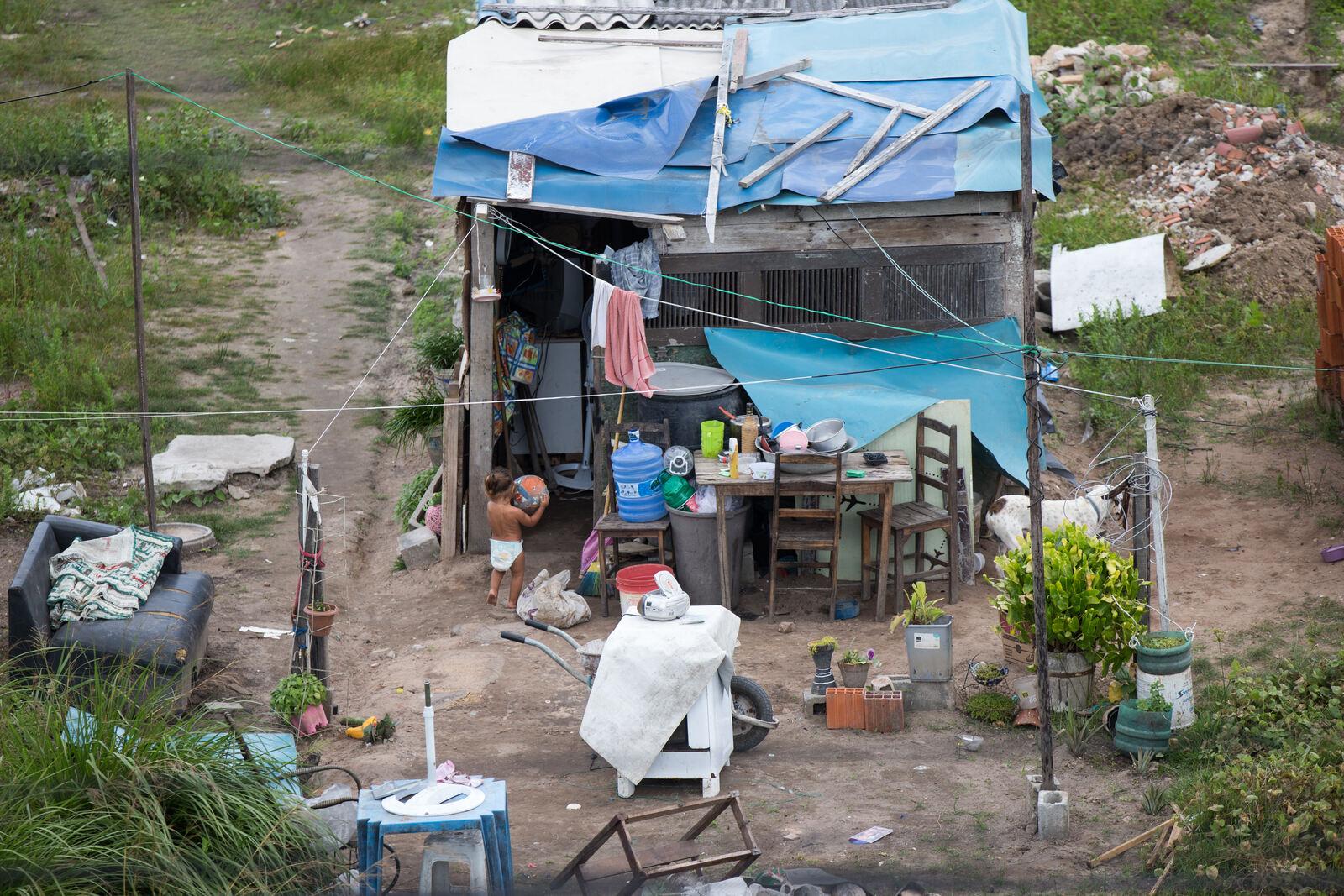 Barraco de papelão e madeira perto do Aeroporto de Fortaleza
