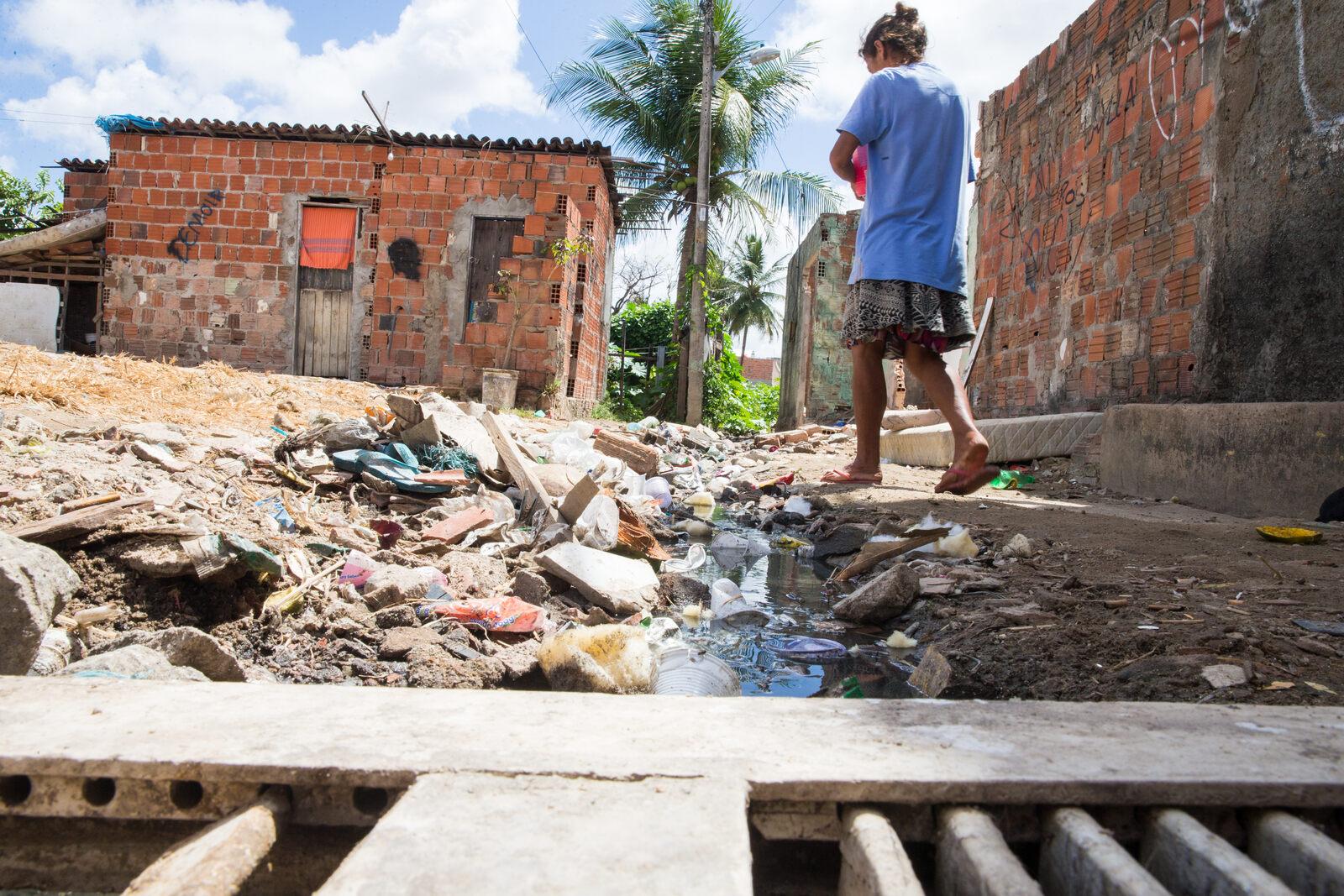 Casa de tijolos em comunidade sem saneamento em Fortaleza