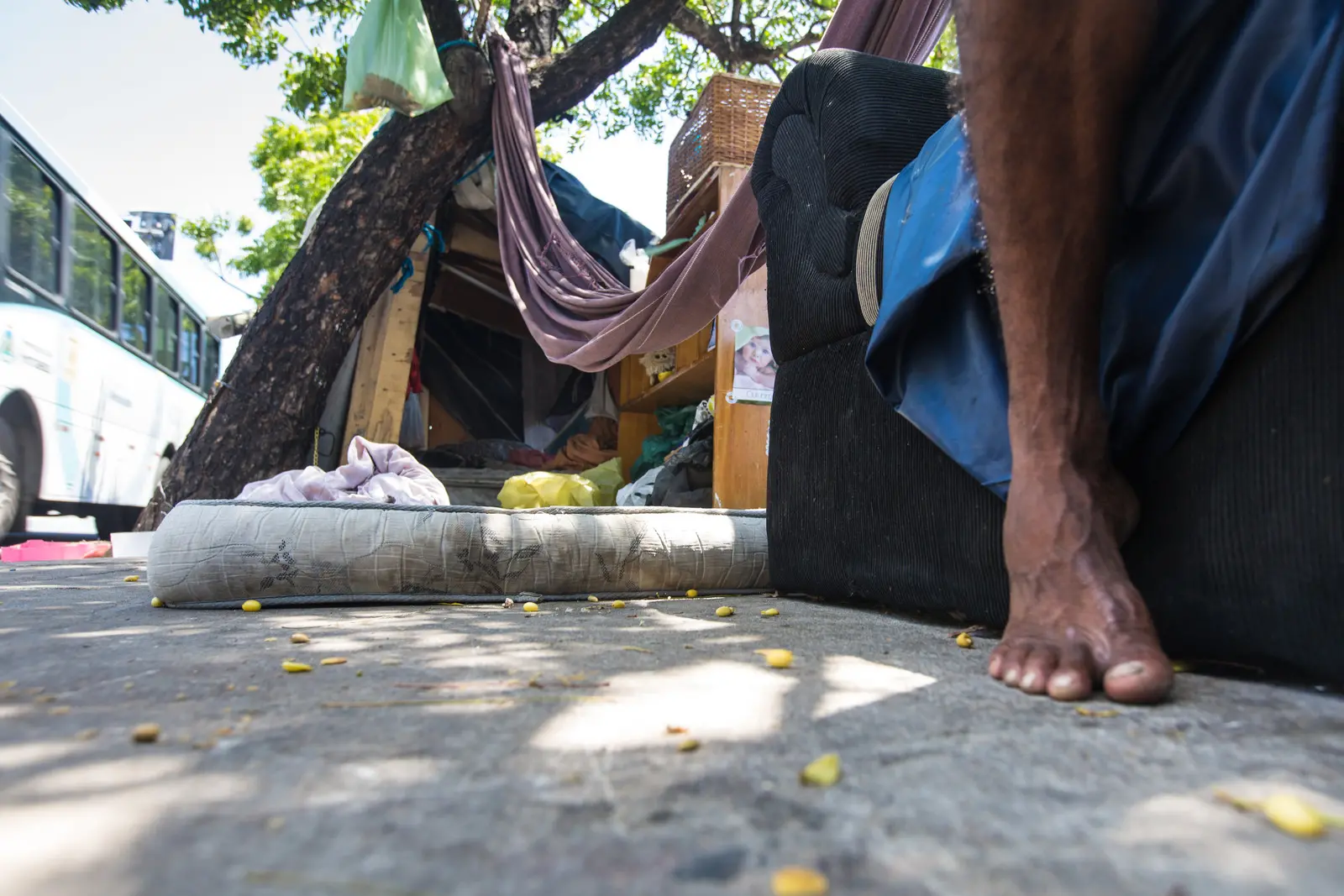 Barraco improvisado no meio de avenida em Fortaleza