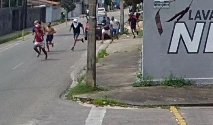 Imagem de torcedores perseguindo torcedores rivais, em uma briga de torcidas organizadas em Fortaleza