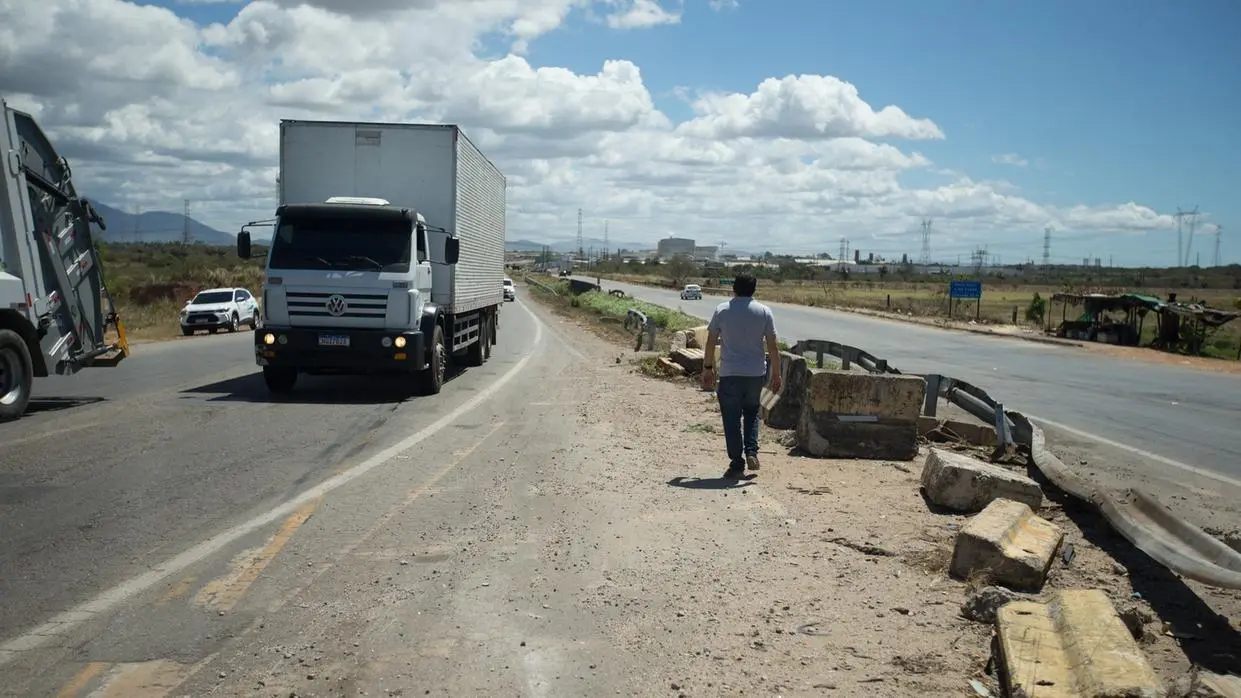 Foto que contém caminhão trafegando pelo 4º Anel Viário de Fortaleza