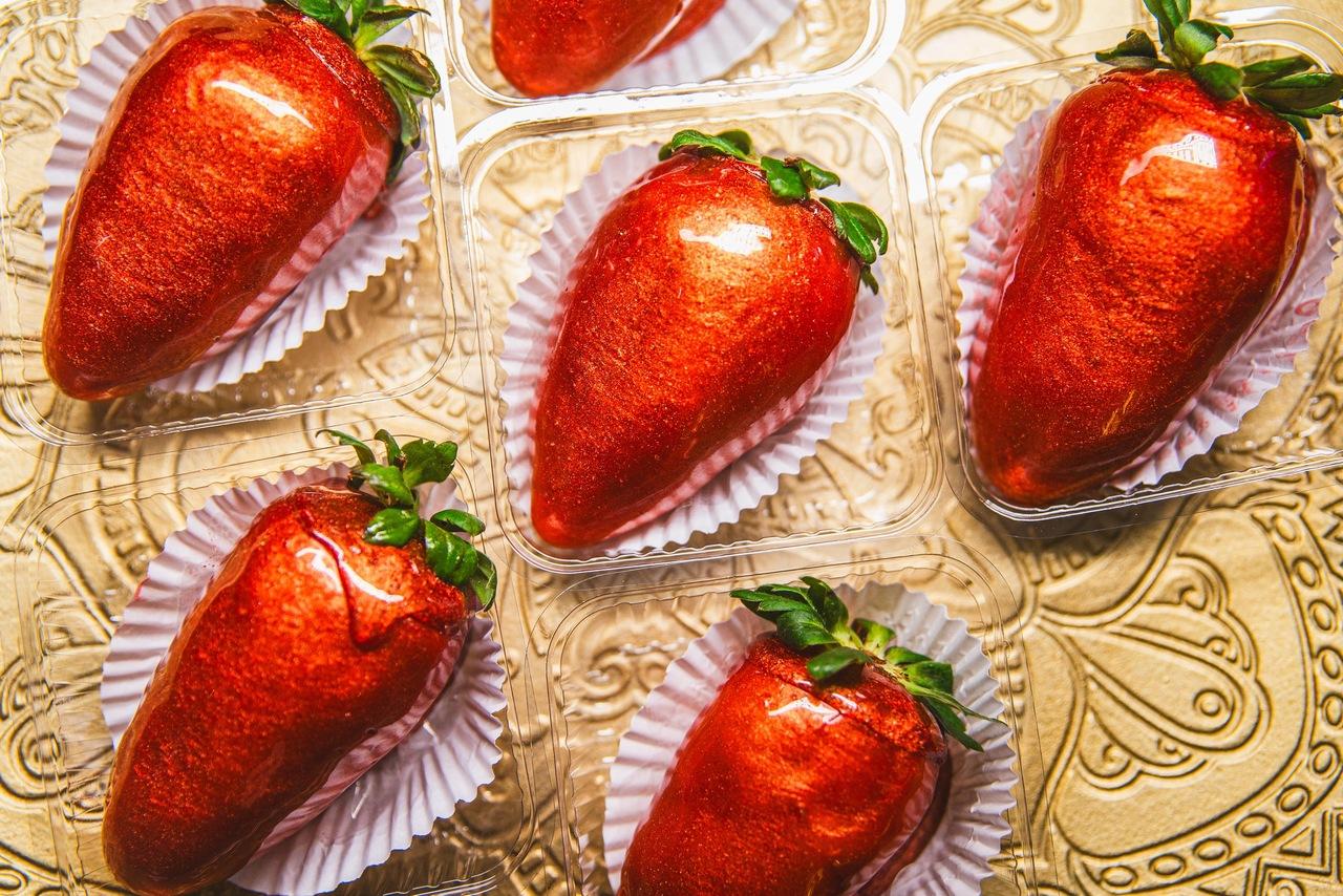 Morango do amor conquistou a atenção nas redes sociais e tem sido demandado por clientes em confeitarias de Fortaleza