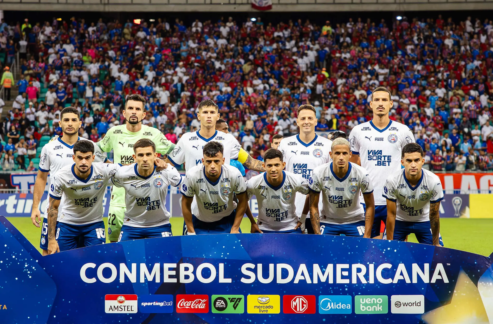 Foto de equipe do Bahia em confronto contra o América de Cali pelos playoff da Copa Sul-Americana, na Arena Fonte Nova em Salvador.