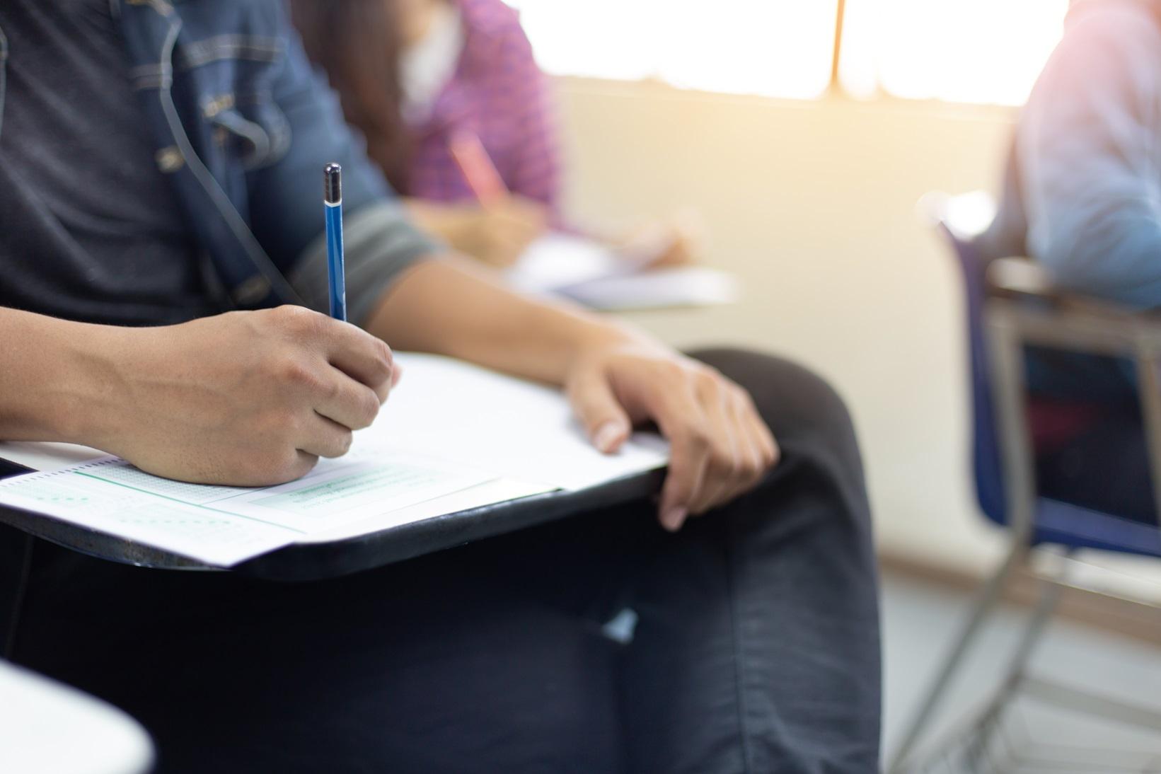 Candidato fazendo prova