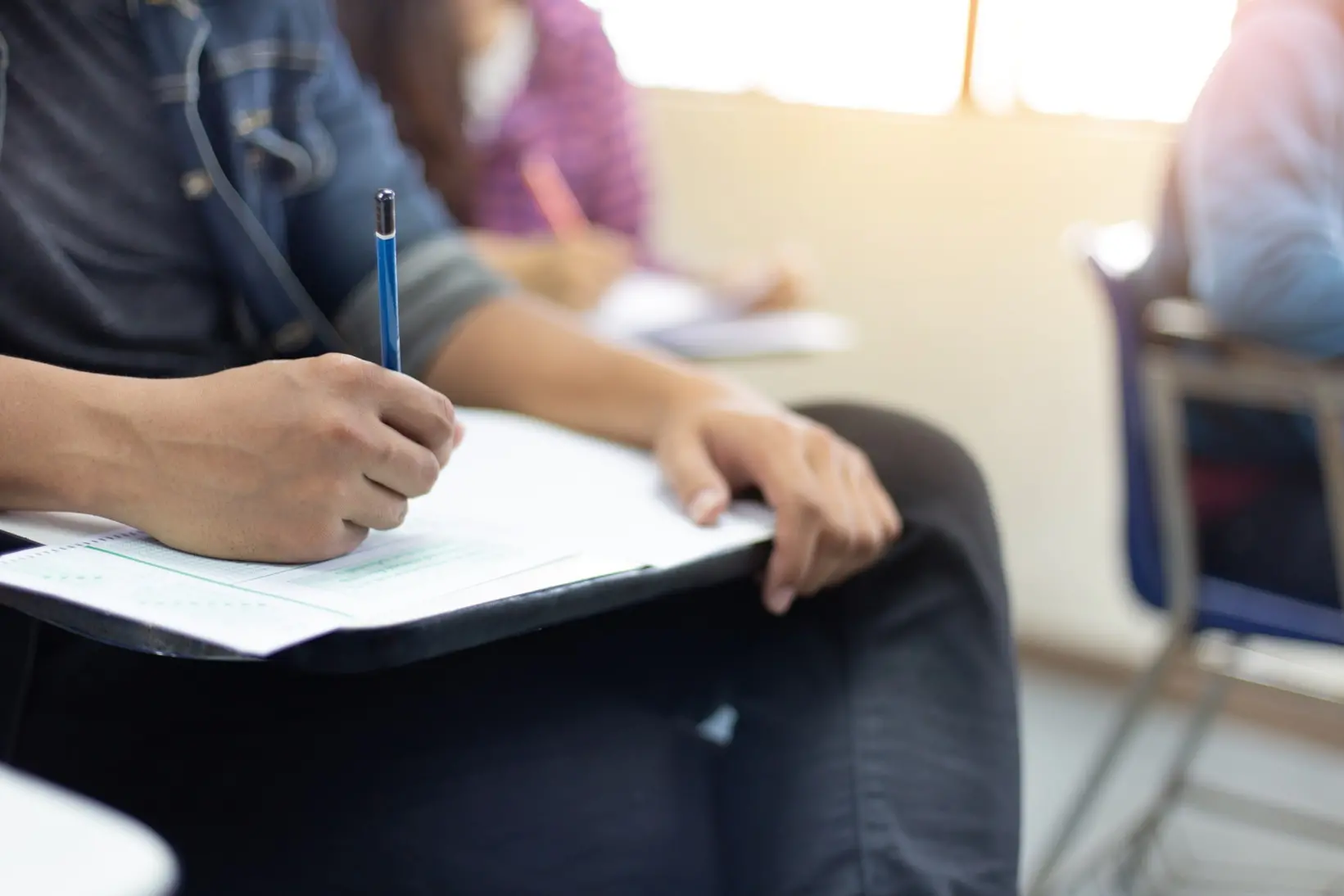 Candidato fazendo prova