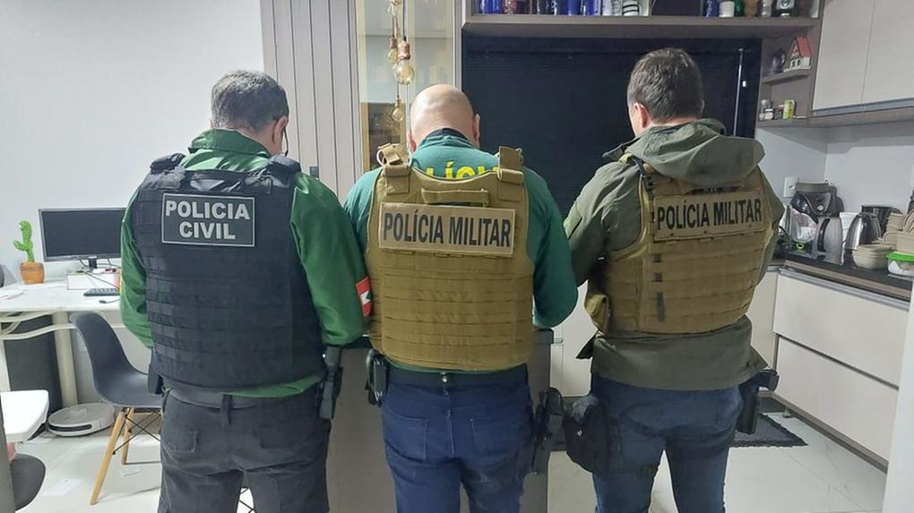 Foto de policiais vasculhando um imóvel durante a Operação Entre Lobos, deflagrada pelo Ministério Público de Santa Catarina