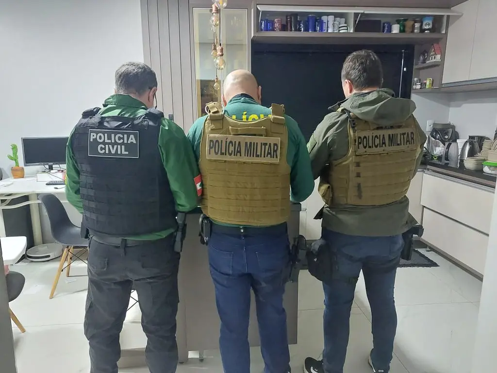 Foto de policiais vasculhando um imóvel durante a Operação Entre Lobos, deflagrada pelo Ministério Público de Santa Catarina