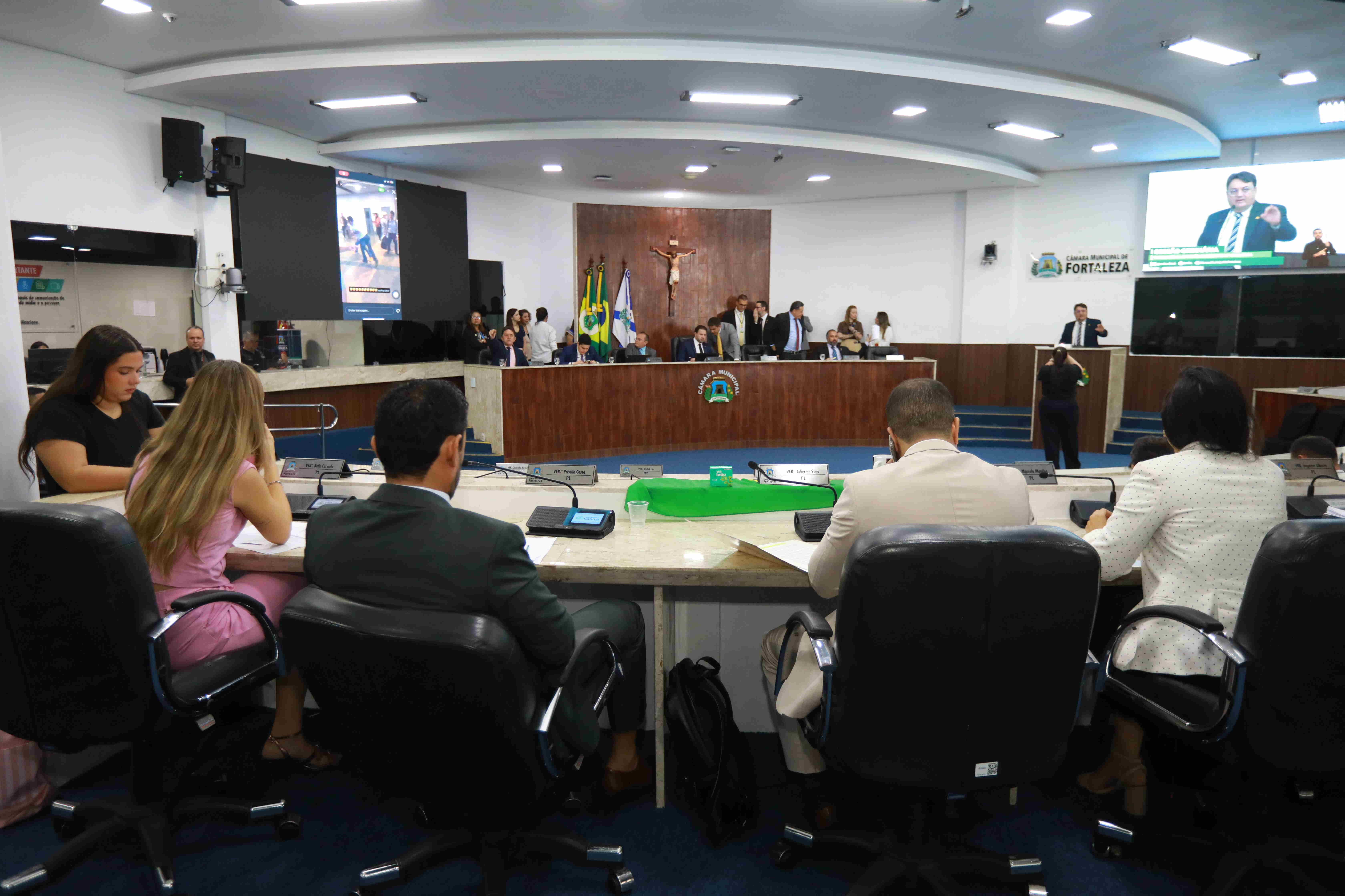 Foto em plano aberto da Plenário Fausto Arruda, na última sessão do primeiro semestre de 2025