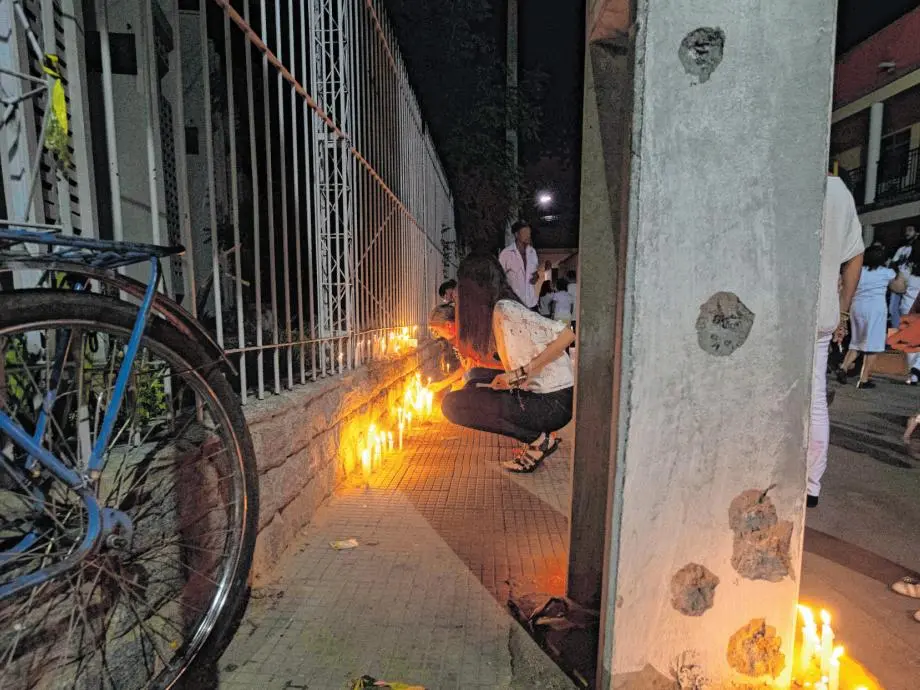 Foto de pessoas velando vítimas da Tragédia em Milagres, quando uma ação policial, para evitar assaltos a dois bancos, resultou na morte de 14 pessoas - sendo oito suspeitos e seis reféns