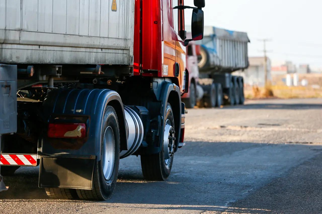 Caminhão vermelho trafega em rodovia no Ceará