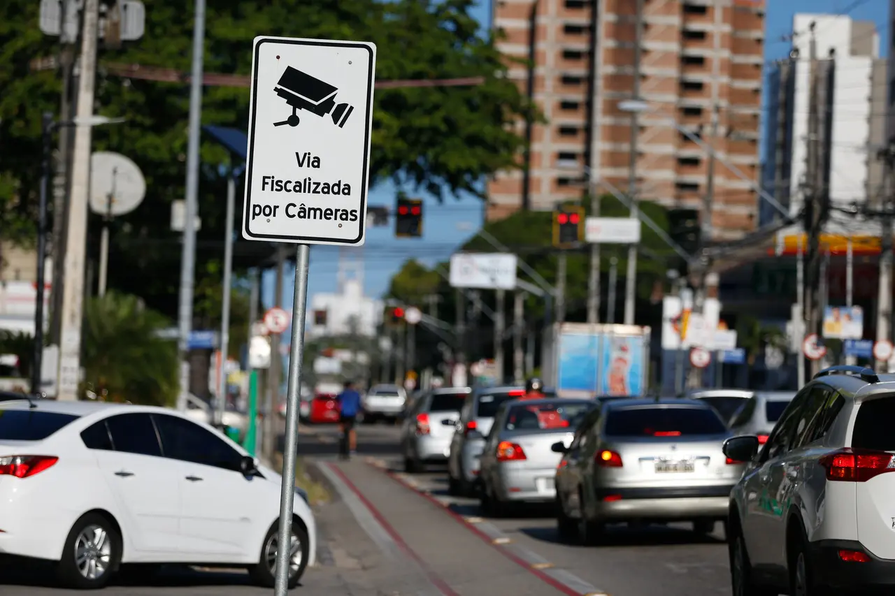 Rua de Fortaleza com placa de via fiscalizada por câmeras