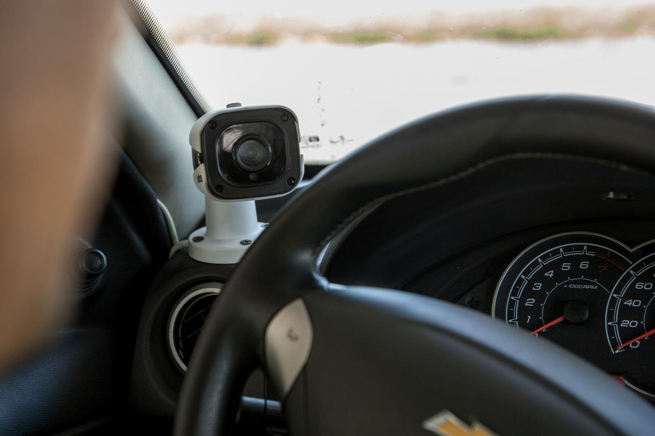 Câmera implantada no painel de carro monitora rosto de motorista