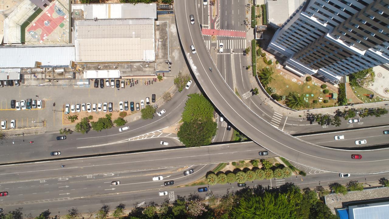 Vista aérea de viaduto do Cocó, em fortaleza, com fluxo leve de carros