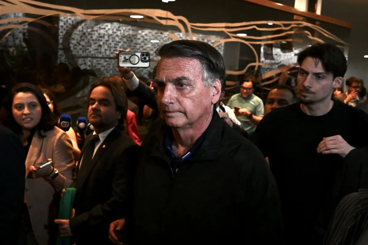 Foto de Jair Bolsonaro saindo de reunião com parlamentares