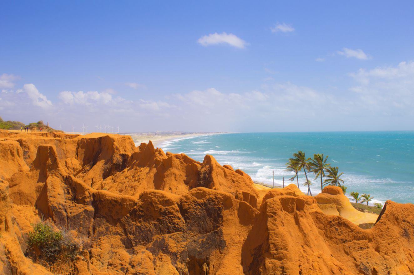 foto mostra paisagem de falésias na praia de Morro Branco, em Beberibe, no Ceará