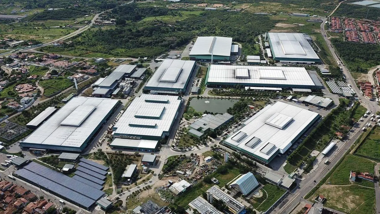 Foto que contém planta fabril da Grendene em Sobral, com várias unidades