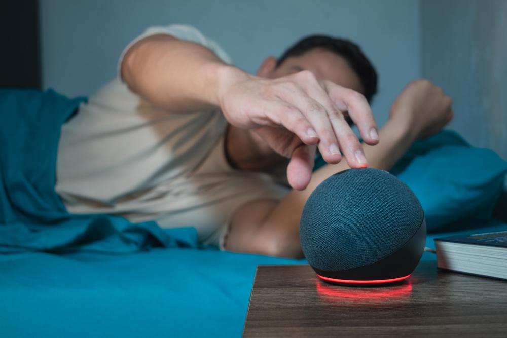imagem mostra uma Alexa e um homem desativando o dispositivo