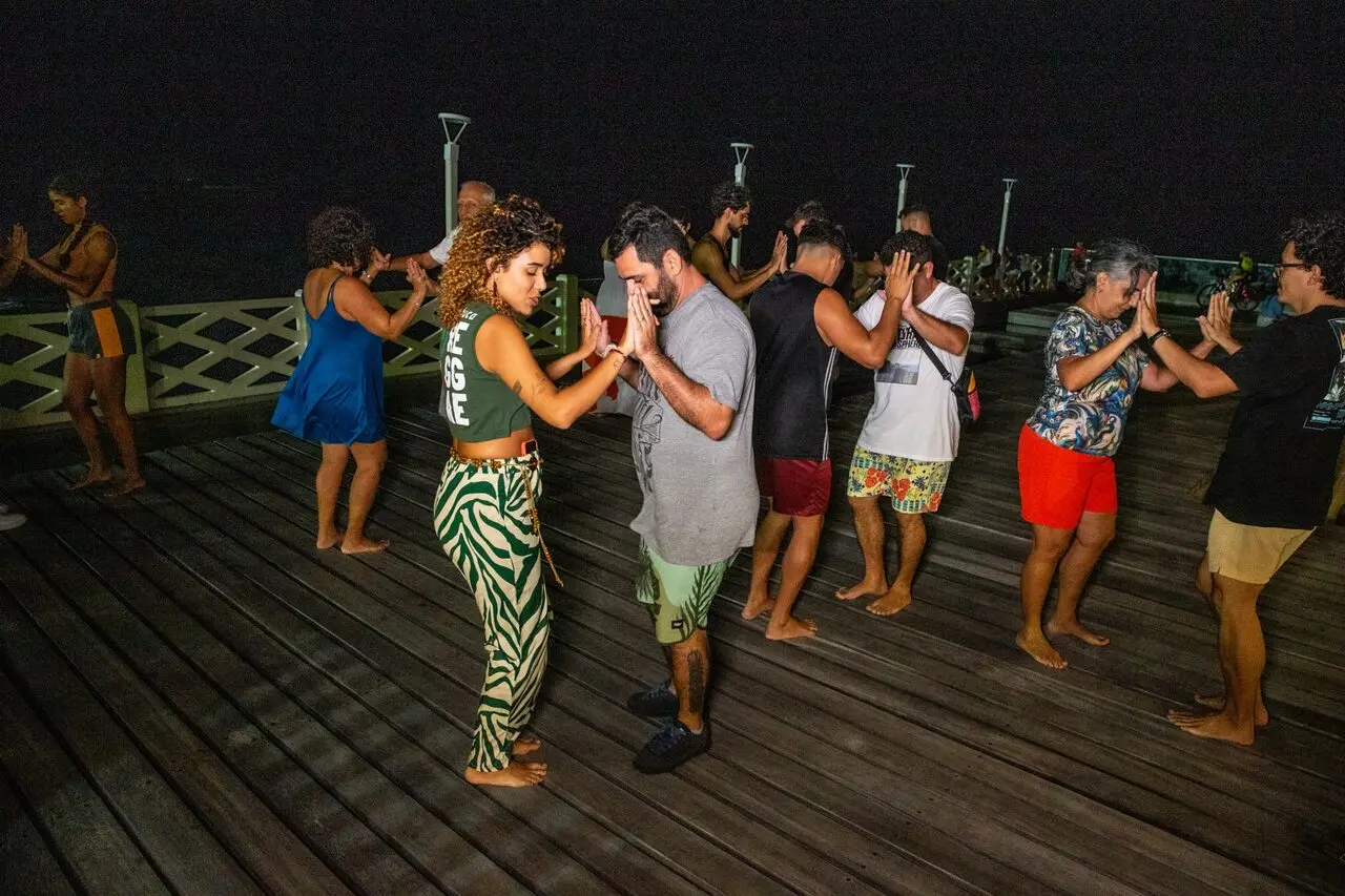 Turma para iniciantes vai do passinho individual ao passo do reggae 'a dois'