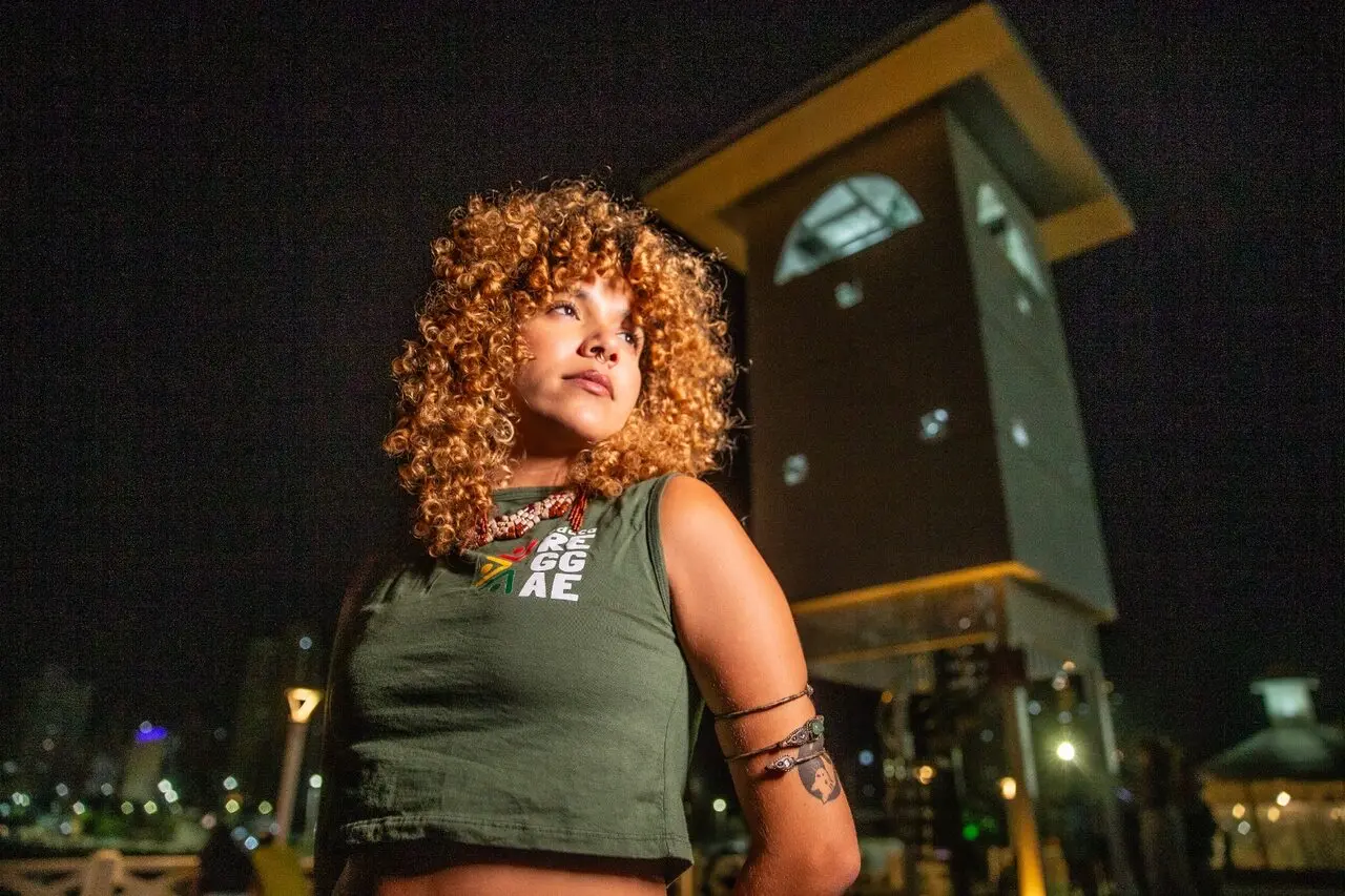 Jhessy ocupa espaços públicos da cidade para levar o reggae a novos públicos