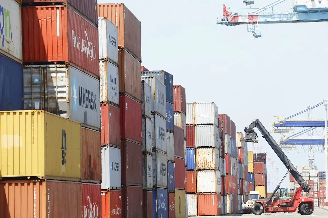Foto que contém vários contêineres de carga no Porto do Pecém
