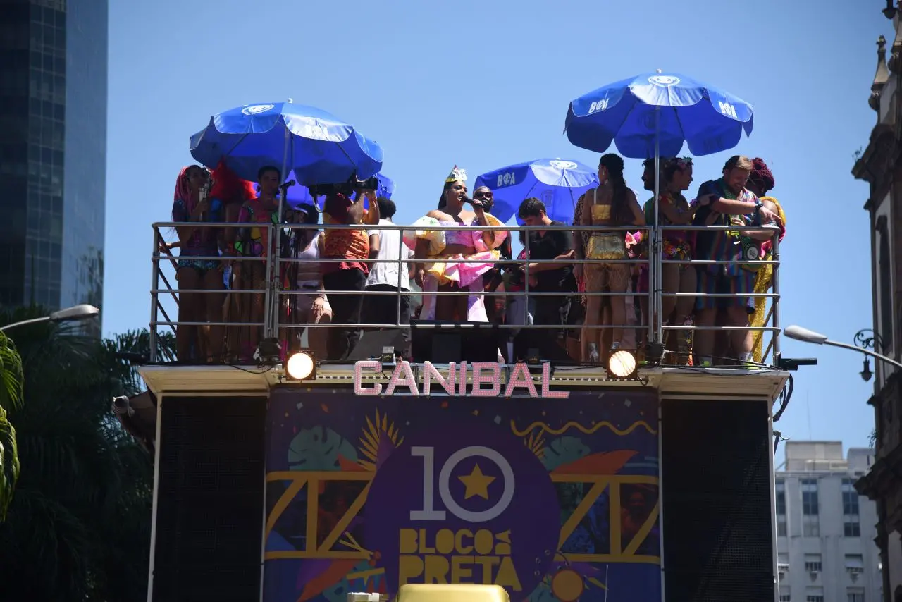Preta Gil cantando sobre trio elétrico durante o bloco da preta, no rio de janeiro. a foto é de 2019