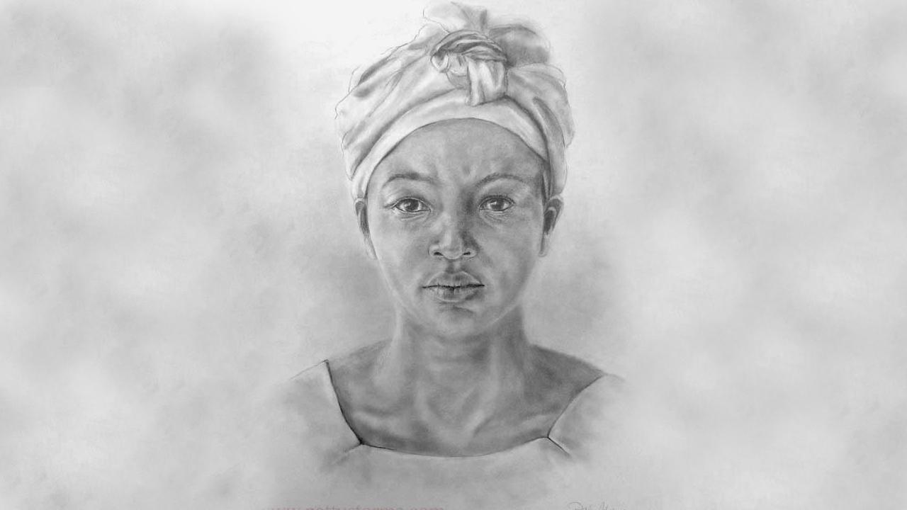 Um retrato em preto e branco de uma mulher com um turbante, olhando diretamente para frente com uma expressão séria. O fundo é esfumaçado.