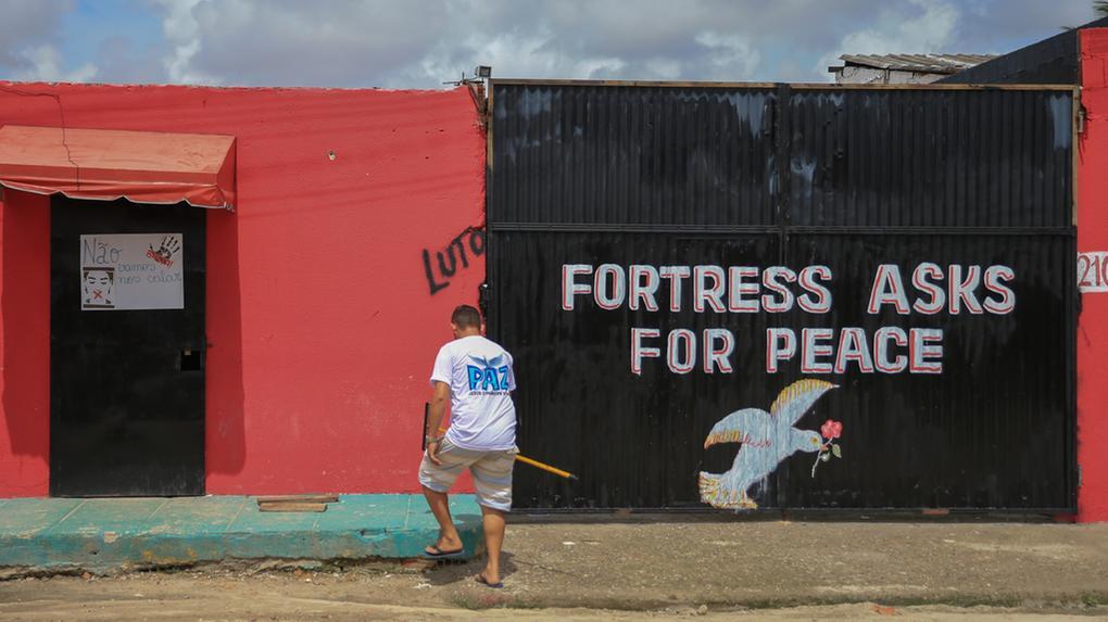 Imagem do portão do Forró do Gago, no bairro Cajazeiras, onde 14 pessoas foram mortas e outras 15 ficaram feridas, em uma ação criminosa na madrugada de 27 de janeiro de 2018