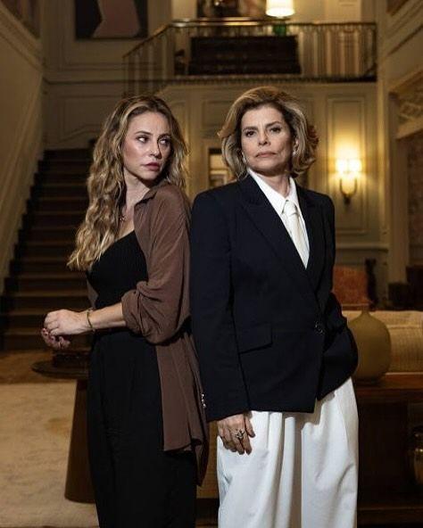 Paolla comentou que Debora guarda os segredos do roteiro até do elenco