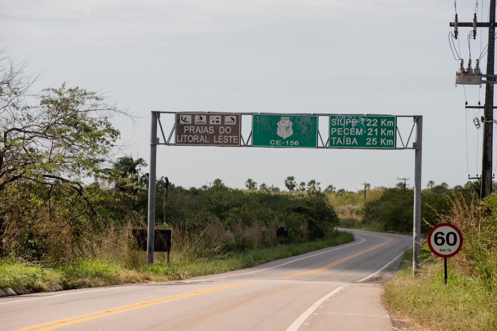Foto que contém trecho da CE-156, com placas indicativas da rodovia