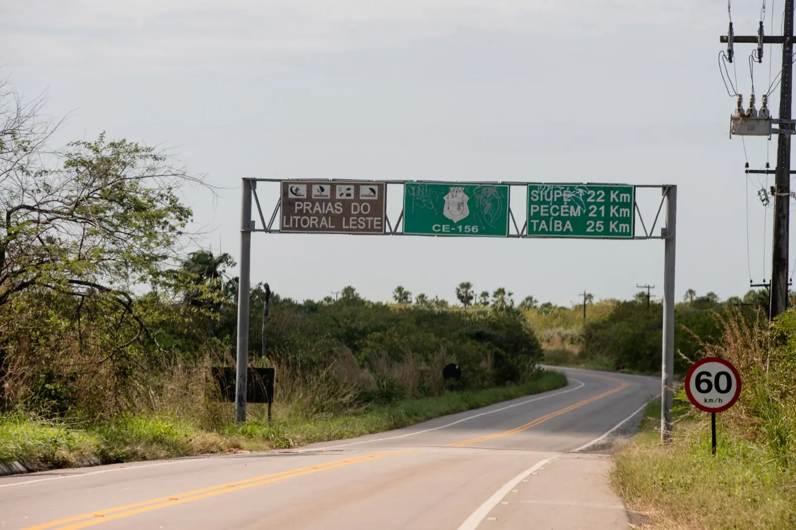 Foto que contém trecho da CE-156, com placas indicativas da rodovia