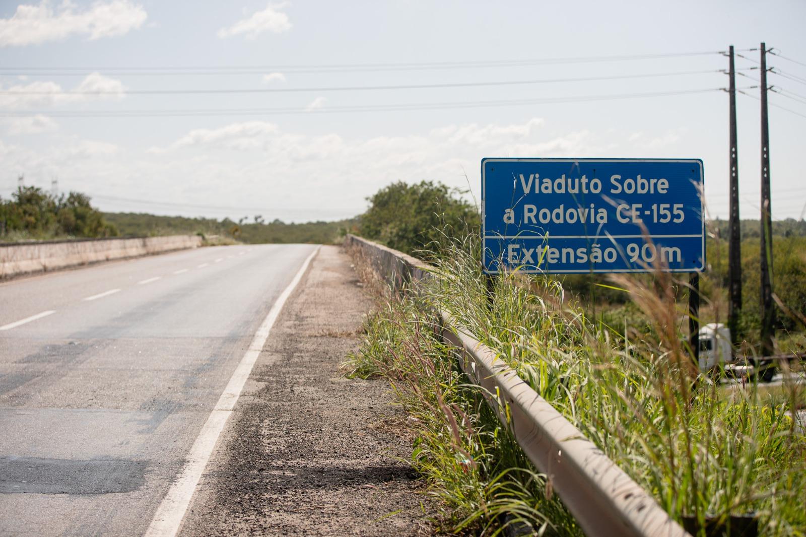 Foto que contém placa indicativa de viaduto na CE-085 sobre a CE-155