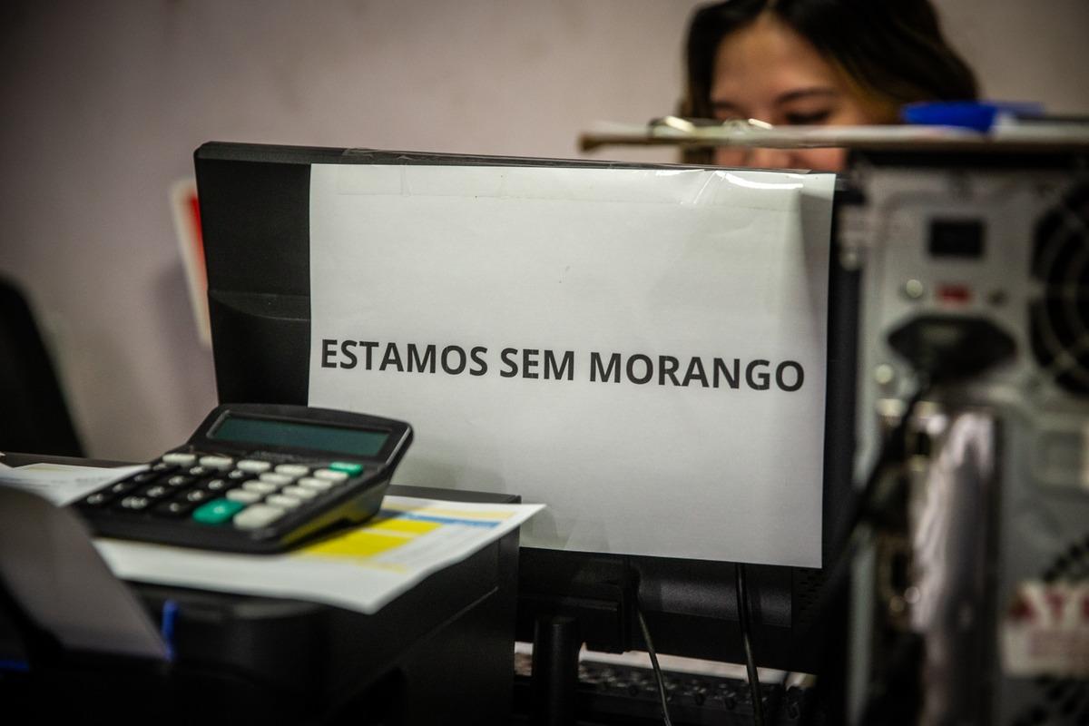 Mostra placa que diz não haver morando em um box do mercado