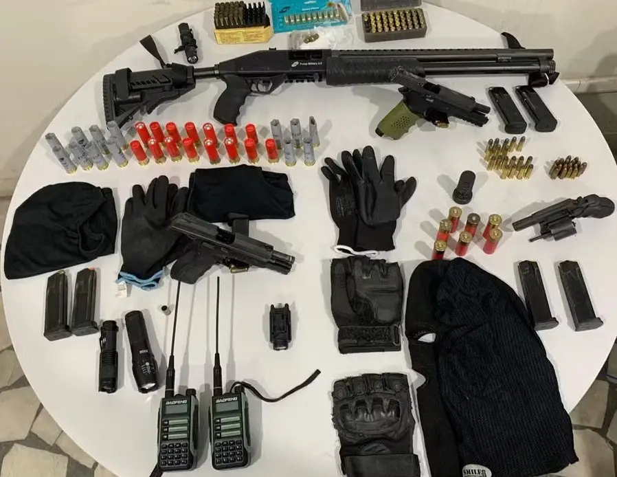 Armas, munições, balaclavas e outros objetos apreendidos pela Polícia