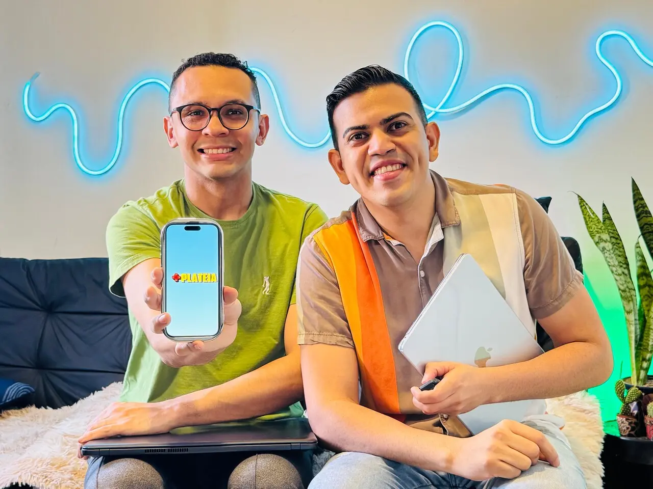 Wiliam e Lucas criaram app de programação cultural para incentivar ida ao teatro