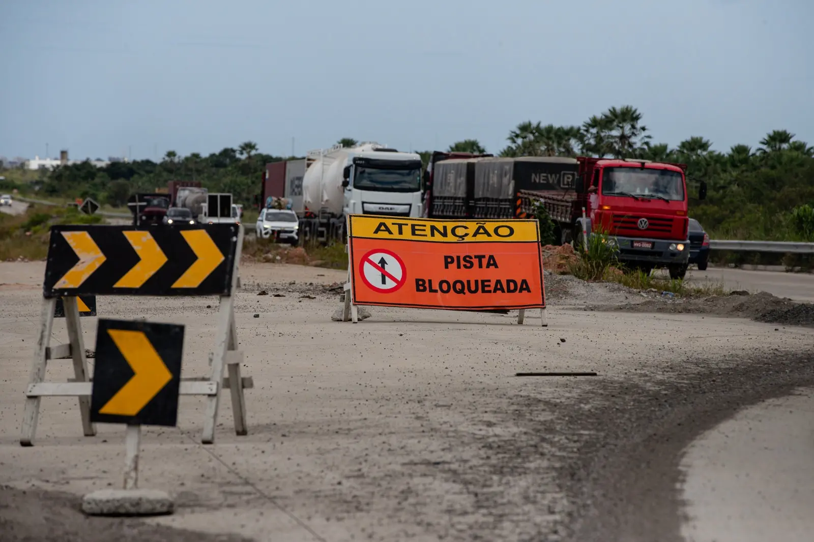 Foto que contém placa de 